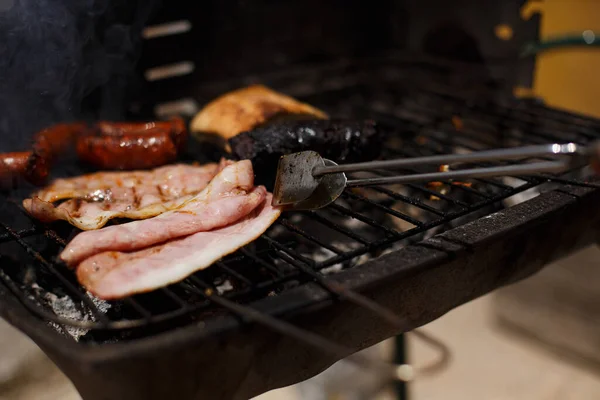 Pinças Metal Movendo Bacon Porco Defumado Churrasco Livre Fora Casa — Fotografia de Stock