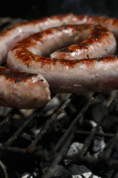 Cucina Fresca Salsiccia Sul Barbecue All Aperto Della Casa — Foto Stock