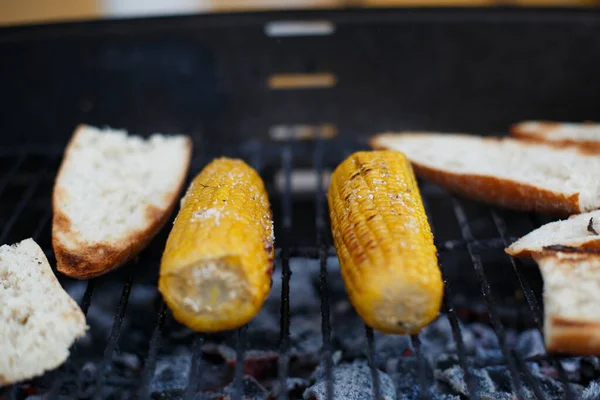 Pannocchie Mais Messo Sul Barbecue Con Pane Una Vacanza Estiva — Foto Stock