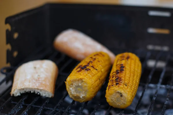 Espigas Milho Colocar Churrasco Com Pão Umas Férias Verão Fora — Fotografia de Stock