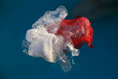 Suda yüzen plastik torbalar, plastik kirlilik, denizde kirlilik