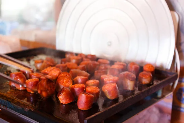 Chorizo Frito a la barbacoa, bir aile evinde sucuklu barbekü..