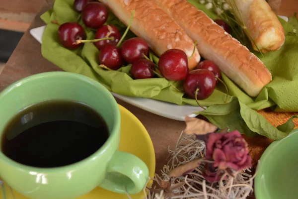 Kahve ve çay seti kirazlı ve pastalı yeşil ve sarı, ürün resmi.