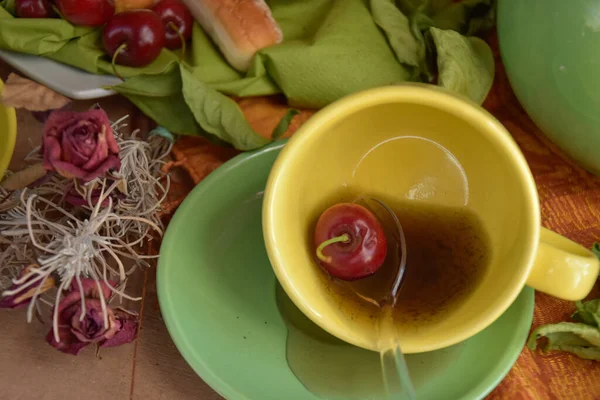 Kahve ve çay seti kirazlı ve pastalı yeşil ve sarı, ürün resmi.