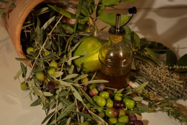 Beyaz bir masada zeytin ve zeytin yaşamı, ürün fotoğrafçılığı.