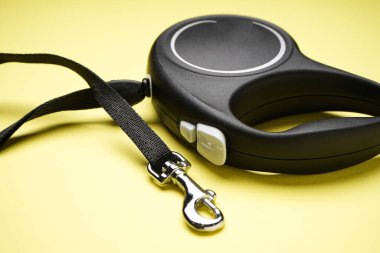 Sarı arka planda siyah köpek tasması. Yakın plan..