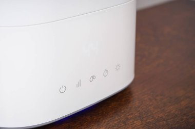 Masadaki modern nemlendirici renk arkaplanına karşı. Yakın çekim..