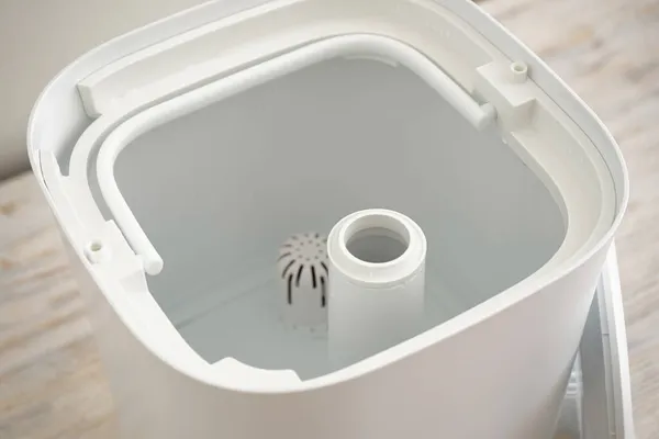 Modern bir nemlendiricinin içindeki su tankı, odadaki su deposunu dolduruyor. Yakın plan..