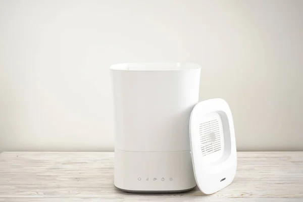 Modern bir nemlendirici, ahşap bir masanın üzerinde..