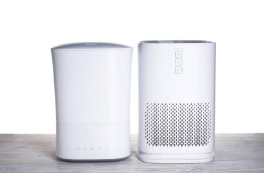 İzole edilmiş beyaz arka planda modern hava temizleyici ve nemlendirici..