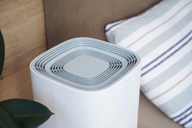 Yatak odasındaki modern hava temizleyici, yakın plan..