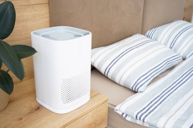 Yatak odasının yanındaki modern hava temizleyici. Başbakan 2.5. Toz ve hava kirliliği kavramını koru
