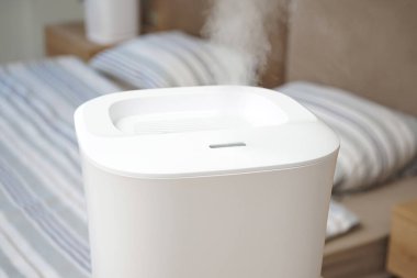 Evde ultrasonik nemlendirici var. Yakın plan..