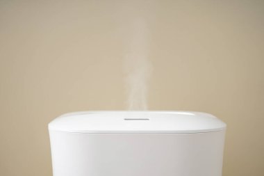 Renkli arka planda modern hava nemlendirici, yakın plan..