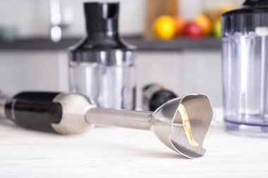 Mutfak arka planında el blenderi var, yakın plan. Elektrikli el karıştırıcı. 