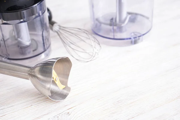 Campuran Tangan Listrik Blender Tangan Terendam Atas Meja Pada Latar — Stok Foto