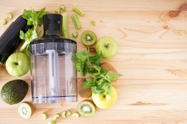 Elektrikli el blendırı. Dilimlenmiş meyveli. Ahşap arka planda. Yakın plan..