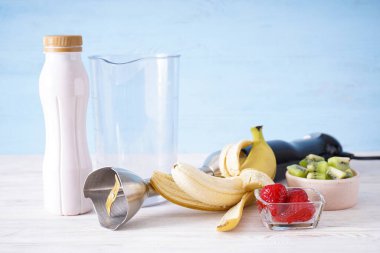 Organik çiğ meyveleri karıştırmak için el blenderi. Vitamin diyeti içeceği yapmak için. Sağlıklı yiyecekler..