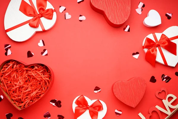 Coffrets Cadeaux Confettis Pour Saint Valentin Sur Fond Rouge Avec — Photo