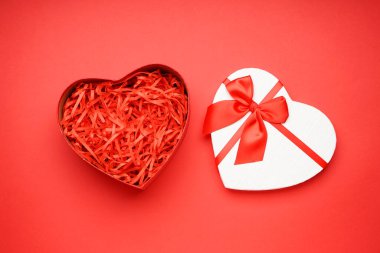 Kırmızı arkaplanda Sevgililer Günü için hediye kutuları, üst manzara.