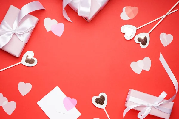 Coffrets Cadeaux Pour Saint Valentin Confettis Sur Fond Rouge Espace — Photo