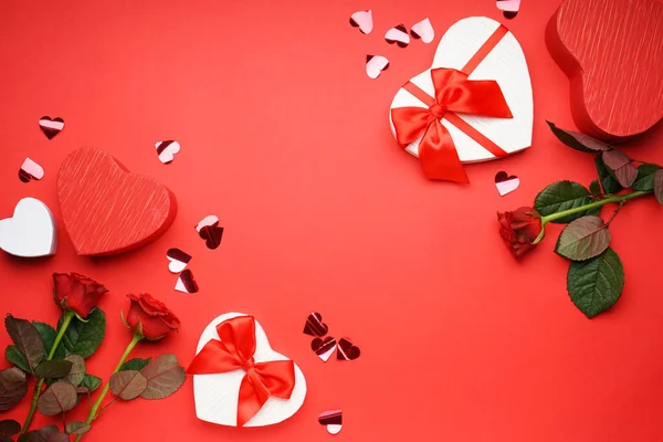 Coffret Cadeau Pour Saint Valentin Roses Sur Fond Rouge Avec — Photo