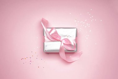 Sevgililer günü için hediye kutusu pembe arka planda, üst manzara.