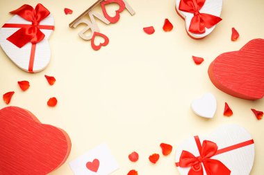 Sarı arka planda sevgililer günü için hediye kutuları, mesaj için yer. Düz yatıyordu.