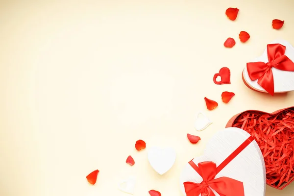 Coffrets Cadeaux Pour Saint Valentin Sur Fond Jaune Avec Espace — Photo