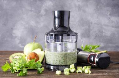 Siyah plastik el blendırı ve aksesuarları renk arkaplanında meyve ile.