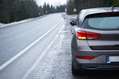 Yol Yolculuğu Konsepti. Ormanda kış yolundaki araba.. 