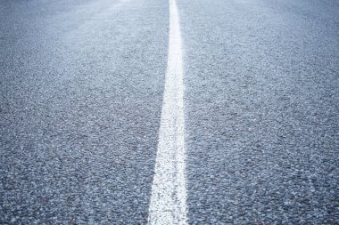 Yol boyunca asfalt izi var. Seyahat.
