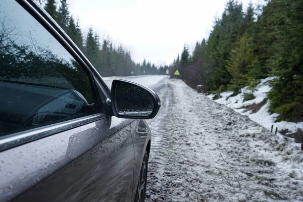 Koncepcja Podróży Drogowej Samochód Zimowej Drodze Lesie — Zdjęcie stockowe