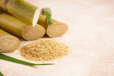 Şeker kamışından elde edilen granüle kahverengi şeker, yazı için yer var, yakın plan. Tarım kavramı.