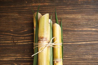 Tahta arka planda şeker kamışını kapat, üst görünüm.