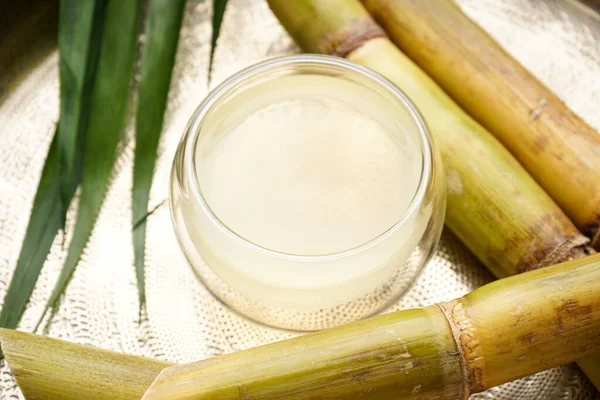 Şeker kamışı ve metal bir tepside taze baston suyu. Yakın plan..