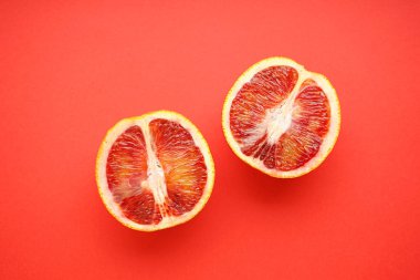 Kırmızı zemin üzerinde kan portakalları, düz yatıyordu..