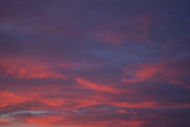 Güzel gökyüzü. Ateşli turuncu günbatımı gökyüzü. 