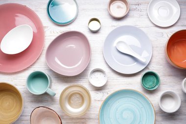 Modern seramik ve ahşap çanak çömlek, moda sofra takımı. Ahşap bir arka planda yemek servis etmek ve yemek yemek için tabaklar, üst manzara. 