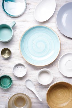 Modern seramik ve ahşap çanak çömlek, moda sofra takımı. Ahşap bir arka planda yemek servis etmek ve yemek yemek için tabaklar, üst manzara. 