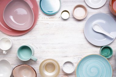 Modern seramik ve ahşap çanak çömlek, yazı için yeri olan moda sofra takımı. Ahşap bir arka planda yemek servis etmek ve yemek yemek için tabaklar, üst manzara. 