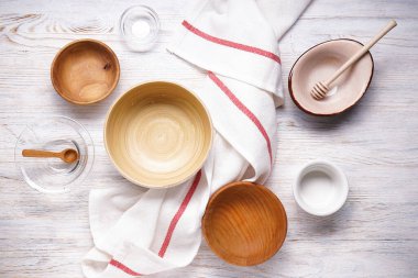 Modern seramik ve ahşap çanak çömlek, moda sofra takımı. Ahşap bir arka planda yemek servis etmek ve yemek yemek için tabaklar, üst manzara. 