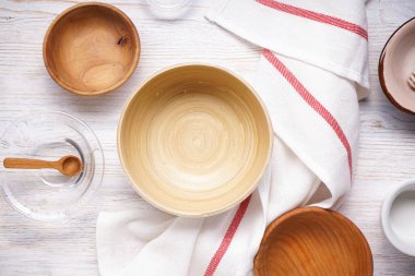 Modern seramik ve ahşap çanak çömlek, moda sofra takımı, yakın çekim. Ahşap bir arka planda yemek servis etmek ve yemek yemek için tabaklar, üst manzara. 