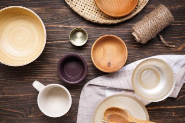 Modern ahşap ve seramik çanak çömlek, moda sofra takımı. Ahşap bir arka planda yemek servis etmek ve yemek yemek için tabaklar, üst manzara.