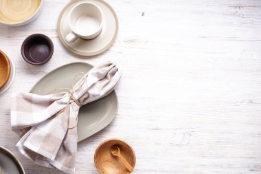 Modern seramik ve ahşap çanak çömlek, moda sofra takımı. Metin ve üst görünüm için alanı olan servis ve yemek tabakları. 
