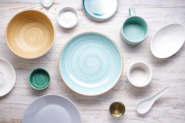 Modern seramik ve ahşap çanak çömlek, moda sofra takımı. Ahşap bir arka planda yemek servis etmek ve yemek yemek için tabaklar, üst manzara.