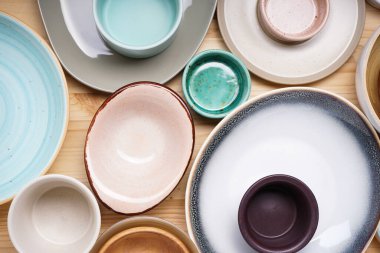 Modern seramik ve ahşap çanak çömlek, moda sofra takımı. Ahşap bir arka planda yemek servis etmek ve yemek yemek için tabaklar, üst manzara.