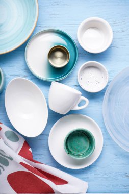 Modern seramik ve cam çanak çömlek, moda sofra takımı. Ahşap bir arka planda yemek servis etmek ve yemek yemek için tabaklar, üst manzara.