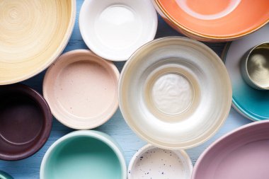 Modern seramik ve ahşap çanak çömlek, moda sofra takımı, yakın çekim. Ahşap bir arka planda yemek servis etmek ve yemek yemek için tabaklar, üst manzara. 