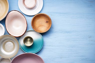Modern seramik ve ahşap çanak çömlek, moda sofra takımı. Ahşap bir arka planda yemek servisi ve yemek için tabaklar, metin için yer, üst görünüm.